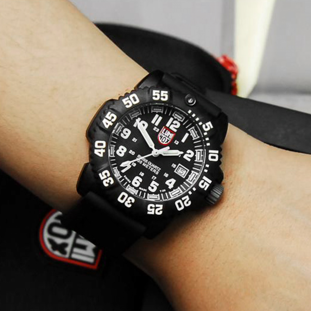 luminox-3051-evo-navy-seal-colormark-watch-on-the-hand