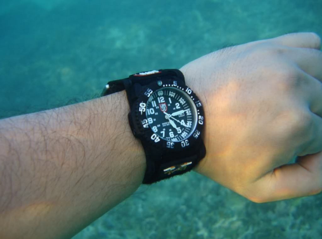 luminox-3051-evo-navy-seal-colormark-watch-under-water