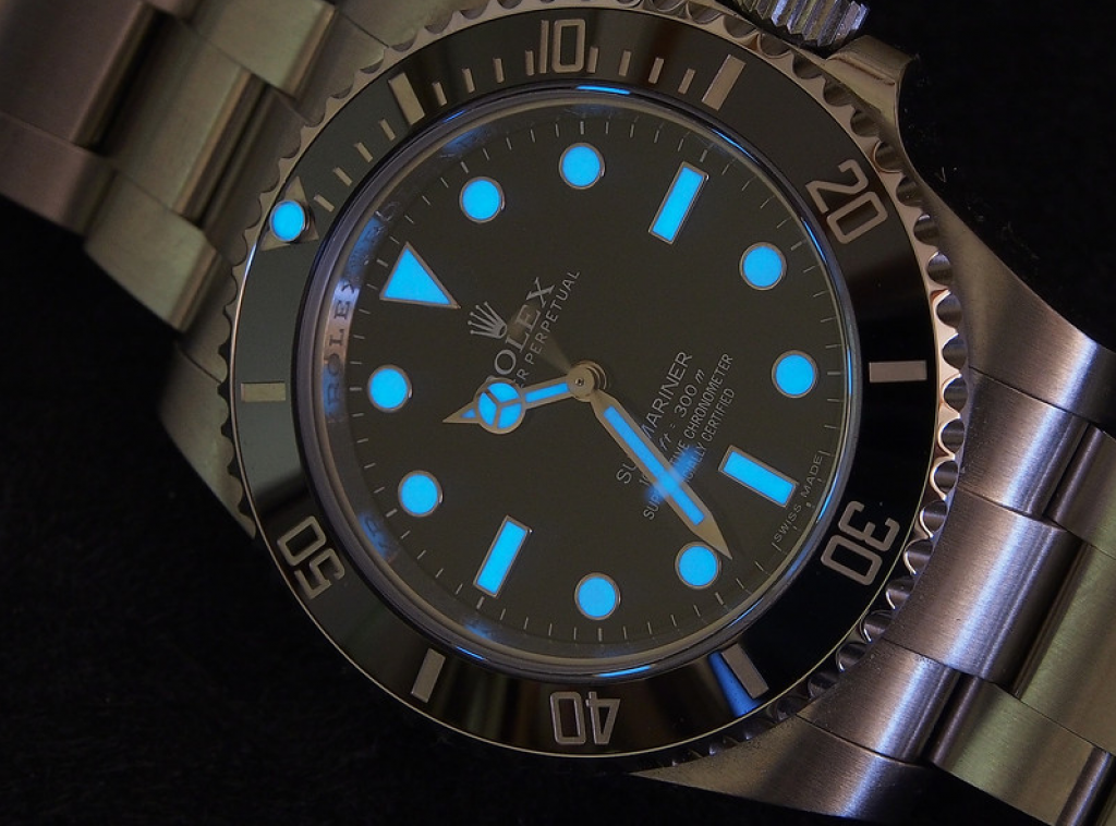 rolex-submariner-114060-dive-watch-illumination-in-dark